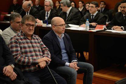 Alfredo de Miguel (en el centro) asiste hoy junto a Aitor Teller&iacute;a y el resto de imputados al juicio por el mayor caso de corrupci&oacute;n vasco.