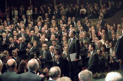 Adolfo Suárez recibe la ovación de los asistentes a la entrega de los Premios Príncipe de Asturias, tras recoger el galardón del Premio a la Concordia. Noviembre de 1996.
