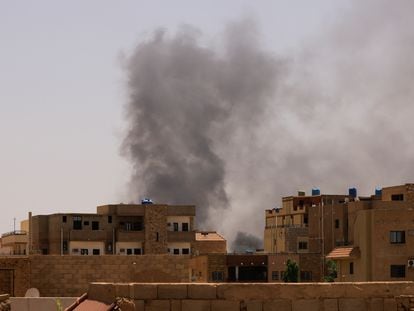 Humo procedente de los combates entre el ejército de Sudán y los paramilitares, este sábado, sobre edificios de Jartum.