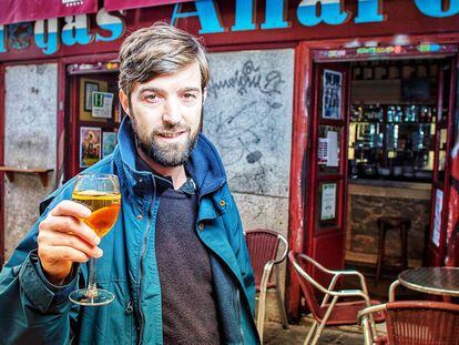 Miguel Rosón, cantante y guitarrista del grupo Melange tomando un mosto en Bodegas Alfaro, en el barrio de Lavapies de Madrid.