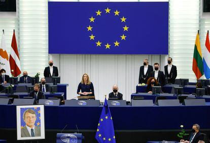 En pie, la presidenta en funciones del Parlamento Europeo, Roberta Metsola, durante el homenaje al fallecido presidente de la Eurocámara, David Sassoli.