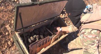 Captura del v&iacute;deo donde supuestos yihadistas se hacen con munici&oacute;n estadounidense lanzada desde el aire para los kurdos. 
