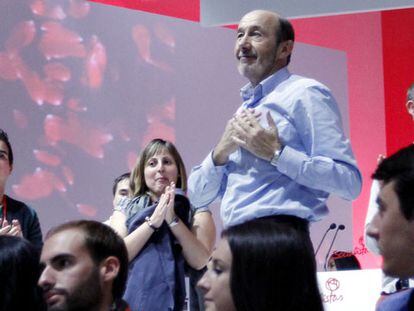 Alfredo Pérez Rubalcaba agradece los aplausos en la clausura de la Conferencia Política.