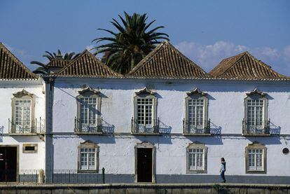 La ciudad está dividida en dos por el río Gilao, que fluye hacia el estuario que hay detrás de la isla del mismo nombre. Entre el pueblo, blanco y azulejado, y la isla se extienden las poco profundas ciénagas y lagunas del parque nacional de Ría Formosa, refugio de aves migratorias y de turistas en busca de playas desérticas y aguas calientes.