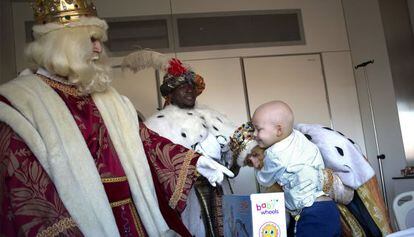 Els Reis Mags lliuren, en persona, joguines a un nen hospitalitzat a Sant Pau.
