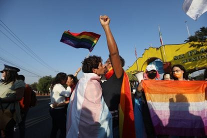 Integrantes de la comunidad LGBT en una manifestación afuera del parque de diversiones Six Flags.