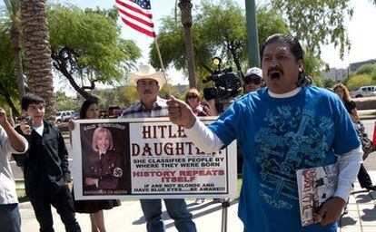 Manifestación de hispanos en Phoenix contra la gobernadora de Arizona, Jan Brewer, inspiradora de la ley antiinmigración. Brewer está representada en la foto con el uniforme nazi, y en la pancarta se alude a ella como "la hija de Hitler".