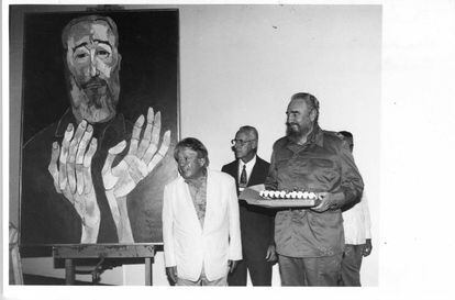 Guayasamín, junto a Fidel Castro y uno de sus retratos.