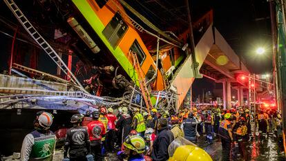 Equipos de rescate en la zona del colapso en la Línea 12 del metro de Ciudad de México, el 3 de mayo de 2021.