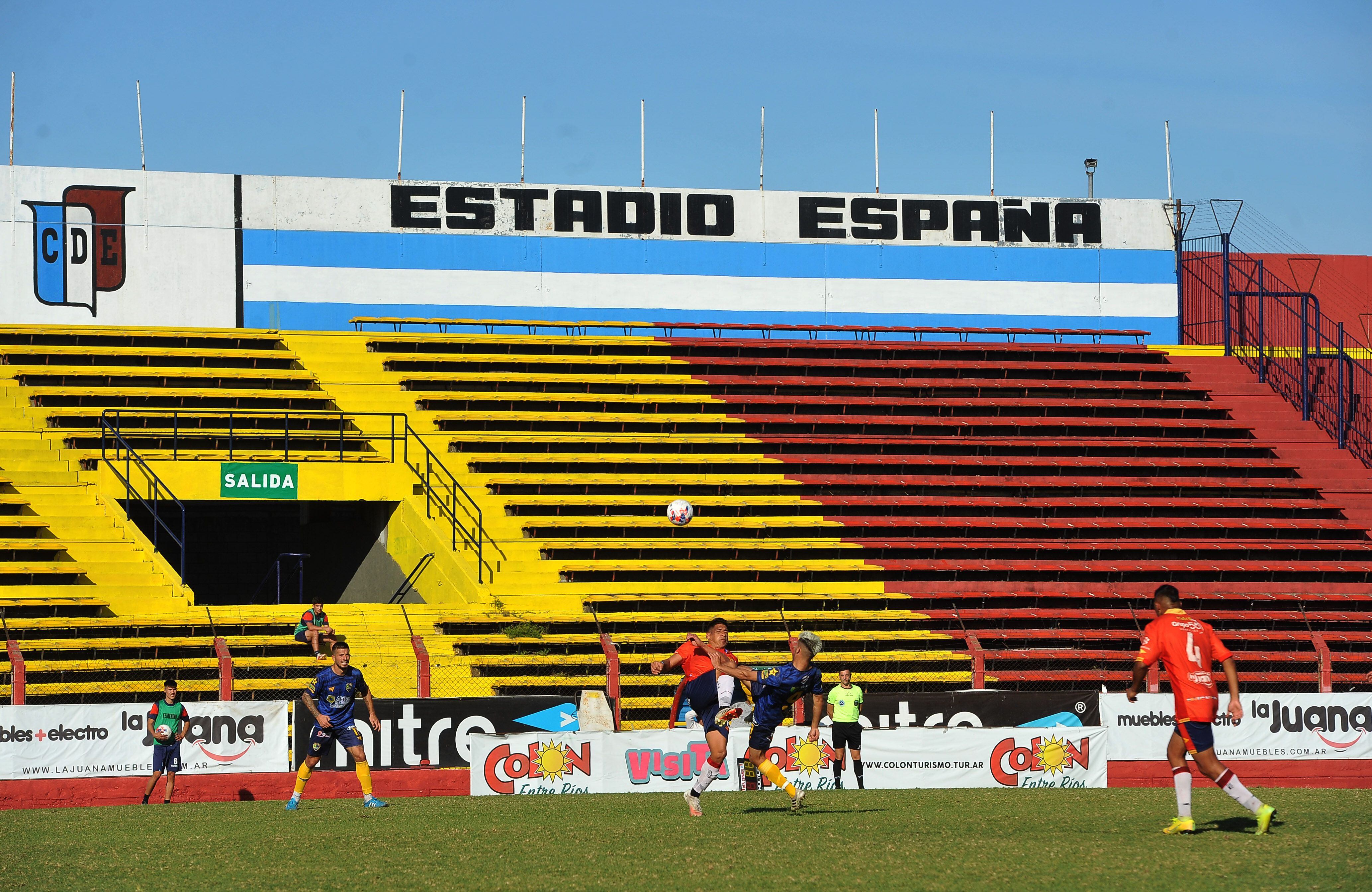 Los equipos del Club Deportivo Español y el Club Deportivo y Mutual Leandro N. Alem durante un partido el 22 de mayo de 2022.