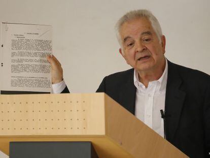 Borja de Riquer mostra un dels documents de la CHADE durant la seva intervenció.