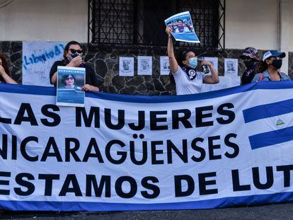 Integrantes de la colectiva feminista Volcánicas en una protesta en la embajada de Nicaragua en San José, Costa Rica.