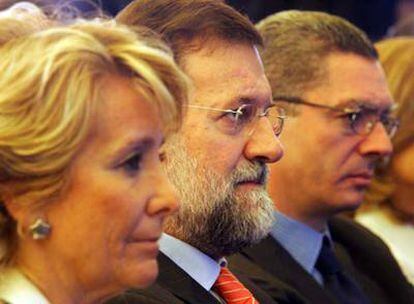Esperanza Aguirre, Mariano Rajoy y Alberto Ruiz-Gallardón, en mayo de 2006.