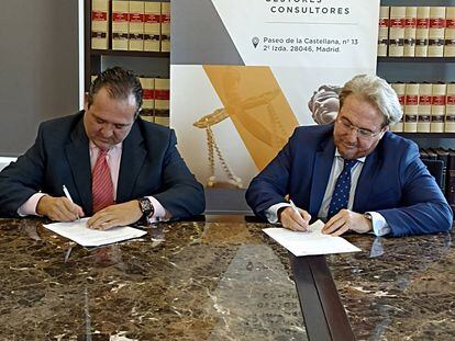 Firma del acuerdo entre Martín Molina Abogados y la Asociación de Hostelería y Turismo de Extremadura
