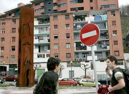 Escultura de Ibarrola por las víctimas de ETA en la plaza de San Pelayo, de Ermua.