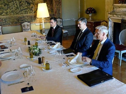 Desde la izquierda, en primer término el holandés Mark Rutte, el belga Charles Michel, el portugués António Costa, Pedro Sánchez, el croata
 Andrej Plenkovic y el letón Arturs Karins, durante la cena informal de este viernes, en Bruselas.