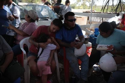 Familiares de los mineros atrapados bajo tierra esperan la llegada de Andrés Manuel López Obrador.