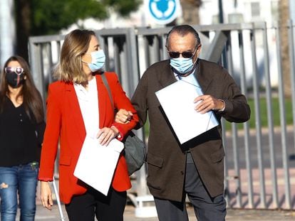 Carlos Fabra, con su hija Andrea, a su llegada este miércoles a los juzgados de Castellón.
