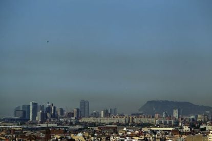 En Barcelona se aprecian marcadas franjas de contaminación.