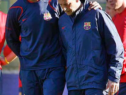 Rijkaard, con su segundo, Neeskens, en el entrenamiento de ayer.