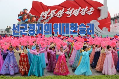 Participantes en el espectacular desfile de masas en Pyongyang, que ha servido para enaltecer a su líder, Kim Jong-un.