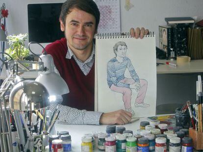El ilustrador Iván Solbes en su taller tras terminar una de sus obras.