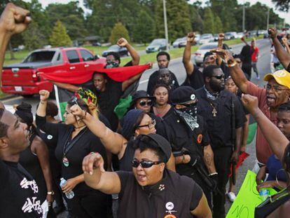 Miembros del Nuevo Partido Panteras Negras se manifiestan en Luisiana tras la muerte de Alton Sterling la semana pasada.