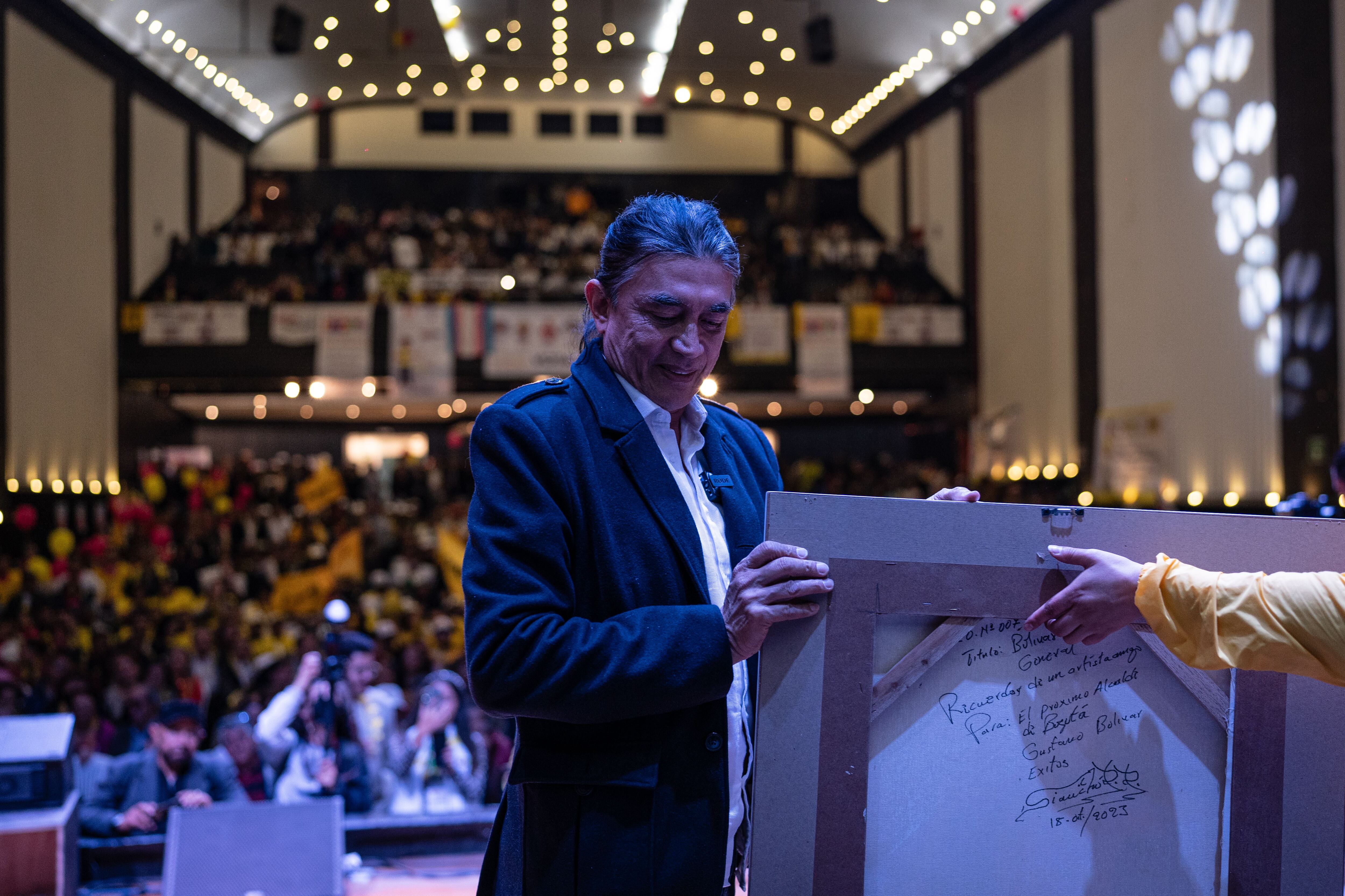 Gustavo Bolívar recibe un cuadro durante un acto de campaña con el Polo Democrático, en Bogotá.
