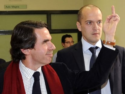 La 'peineta' d'Aznar contra estudiants a la Universitat d'Oviedo el 2010.