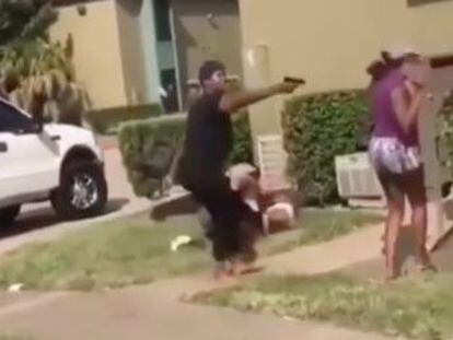 El enfrentamiento empezó por una discusión en Snapchat de las dos jóvenes, que van juntas a clase en Houston, EE UU