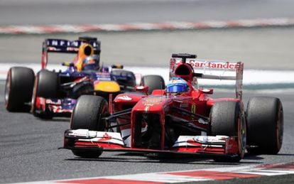 Vettel rueda por detrás de Alonso.