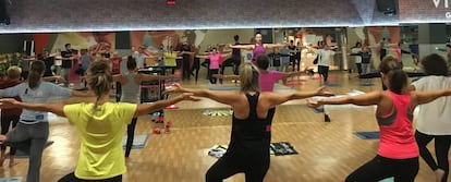 Alumnos de una clase dirigida de yoga en una de los gimnasios de VivaGym.