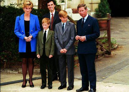 Los príncipes de Gales, Diana y Carlos de Inglaterra, con sus dos hijos Enrique y Guillermo durante un acto público en los años 90.