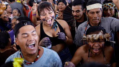 Indígenas xokleng celebran su victoria judicial este jueves en el Tribunal Supremo, en Brasilia.