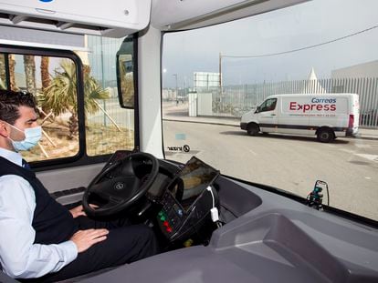 El conductor José Antonio Gálvez, en el autobús autónomo en pruebas de Málaga.
