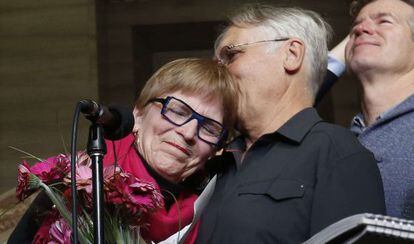 Lee Carter abraza a su marido Hollis Johnson después de conocer la sentencia del Supremo sobre suicidio asistido. La madre de Lee, Karen, tuvo que ir a Suiza para que la ayudaran a quitarse la vida.