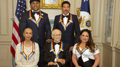 L Cool J, Lionel Richie,  Carmen de Lavallade, Norman Lear y Gloria Estefan posan con sus galardones.