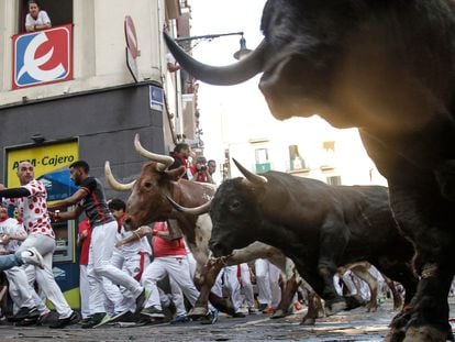 Los toros a su paso por la curva de la calle Mercaderes, este viernes.