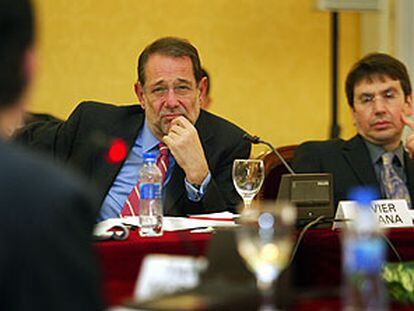 Javier Solana, a la izquierda, y David Held, ayer en el palacio de Pedralbes, en Barcelona.