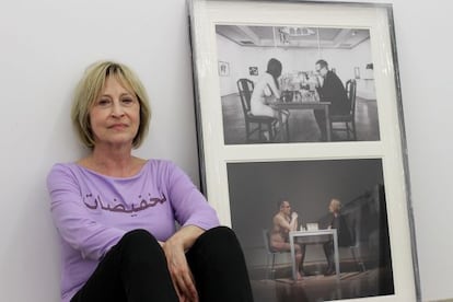 La croata Saja Ivekovic, con una de las obras que se exponen en la galería Visor de Valencia.