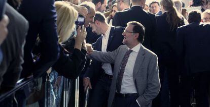 Mariano Rajoy saluda a un militante a su entrada a la convenci&oacute;n que el PP celebra en Valladolid.