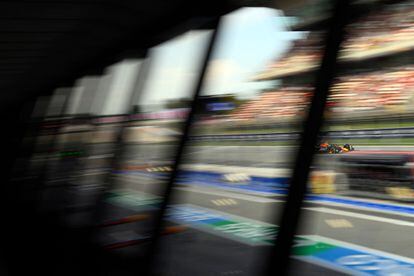 Sergio Pérez maneja su monoplaza en el Circuit de Catalunya durante la segunda práctica del GP español, el 2 de junio de 2023