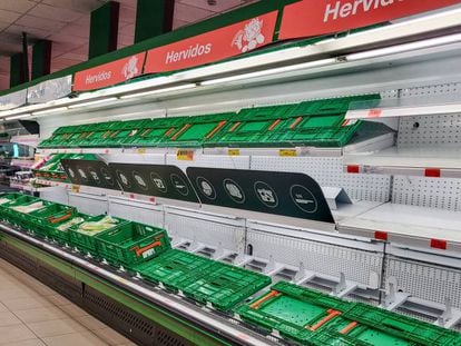 Estantes de un supermercado en Madrid, vacíos de mercancía el 10 de marzo, días antes de que se decretara el confinamiento en España.
 