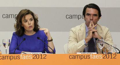 La vicepresidenta del Gobierno, Soraya S&aacute;enz de Santamar&iacute;a, junto a Jos&eacute; Mar&iacute;a Aznar.