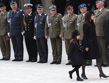 La hija, Marta, y la hermana, Ewa, del fallecido presidente polaco Lech Kaczynski, durante el funeral en Cracovia.