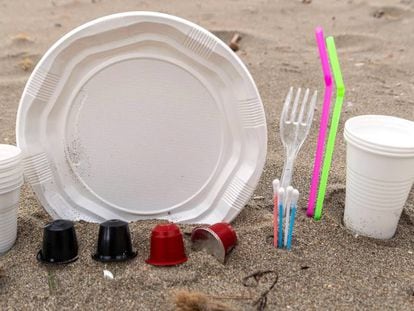 La UE prohíbe las pajitas, bastoncillos y platos de plástico de un solo uso