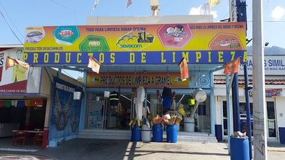 El modesto escaparate en Guadalupe de la empresa de limpieza Sevacom, supuestamente presente en el mercado nacional, en el Estado de México.