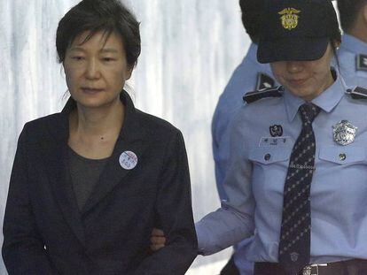 La expresidenta surcoreana Park Geun-hye, durante un traslado judicial. 