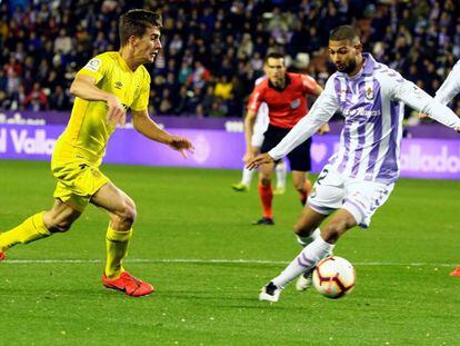 Joaquín Fernández (d) y Pere Pons, del Girona, en una acción del partido.