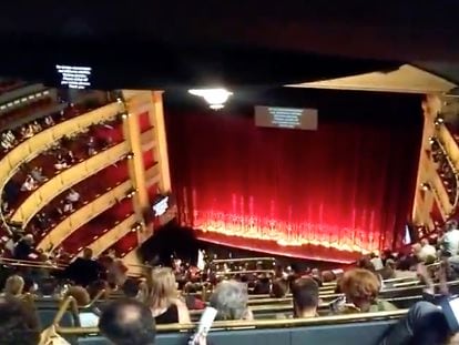 El Teatro Real, este domingo, cuando se ha suspendido la función ante las quejas del público.